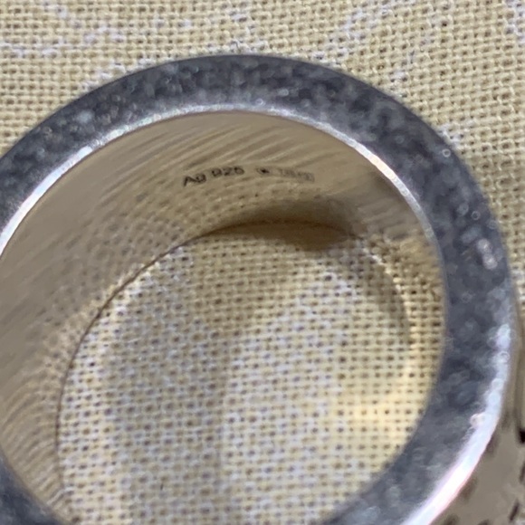 This Size4 GUCCI ring is hallmarked Ag925 (sterling silver) and GUCCI. - Picture 4 of 4
